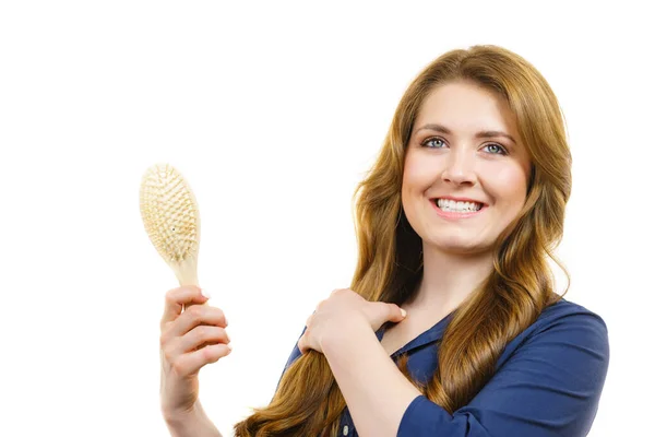 Jeune Femme Peignage Longs Cheveux Bruns Sains Aide Une Brosse — Photo
