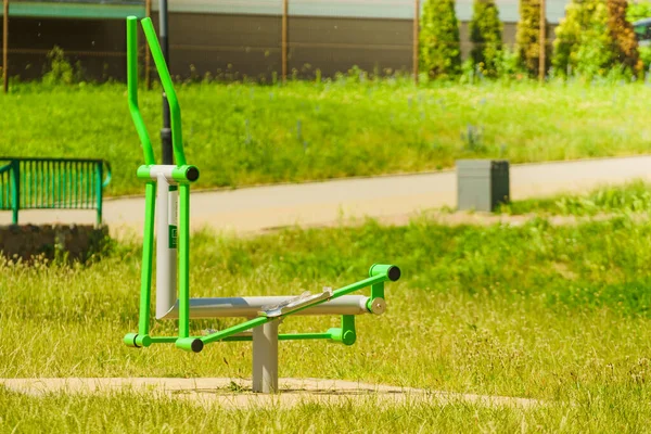誰もいない夏の春の晴れた日に公共公園の屋外ジム 外のスポーツ機械装置 — ストック写真