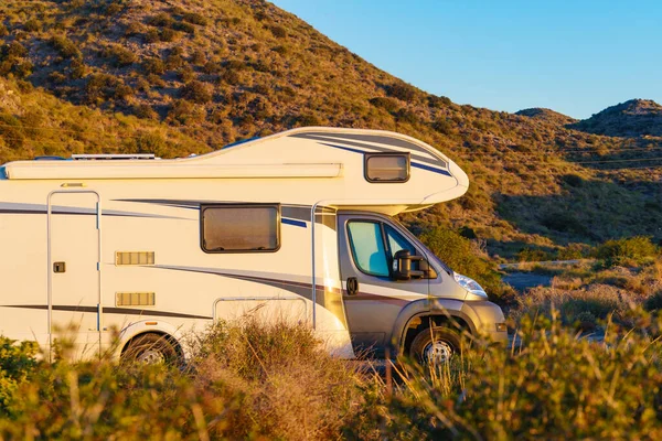 Camper Veículo Camping Natureza Aventura Viagem Com Motor Para Casa — Fotografia de Stock