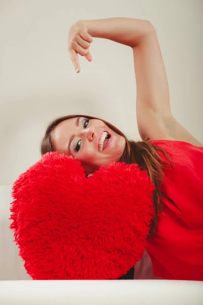 Lächelnde Hübsche Junge Frau Mit Rotem Herzkissen Auf Weißem Sofa — Stockfoto