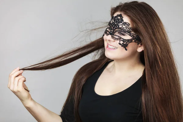 Gelukkig Vrij Mysterieuze Vrouw Dragen Zwart Oog Kant Masker Met — Stockfoto
