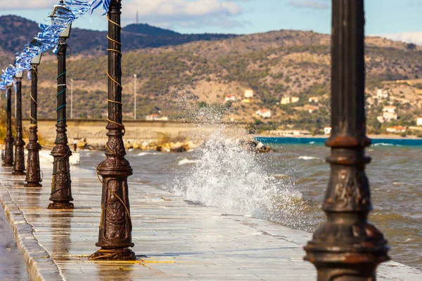 Греція Морське Узбережжя Курортному Селі Променад Березі Моря Грецький Прапор — стокове фото