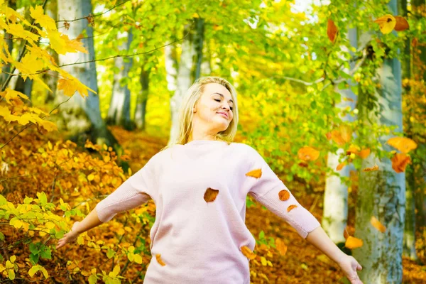 在秋天的公园里放松的女人举起胳膊 把树叶抛向空中 户外多彩的森林树叶中的金发姑娘 — 图库照片