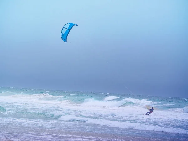 Kiteboarding Kite Surfer Rides Waves Tarifa Espagne Activité Sportive Action — Photo