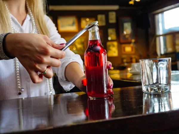 Женщина Работает Барной Стойкой Открывает Красный Бутылочный Лимонад — стоковое фото