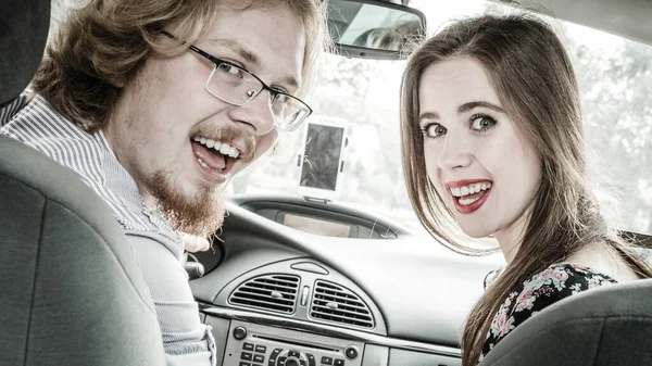 旅行中の幸せな男と女 カップル車の中に座ってどこかに乗る友人 — ストック写真