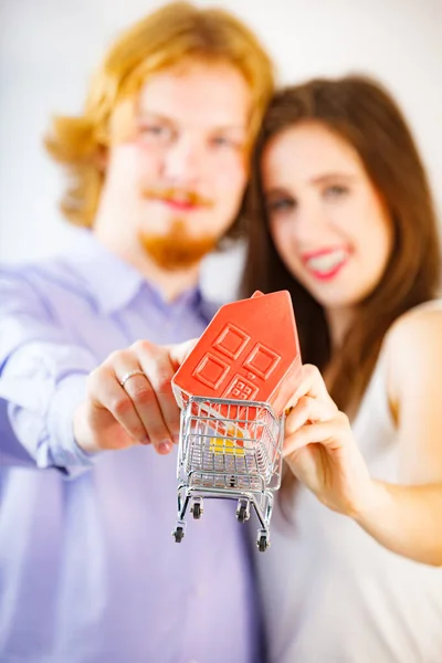 Mężczyzna Kobieta Szczęśliwa Para Pokazując Dom Zakupy Koszyka Prezentacji Zakup — Zdjęcie stockowe