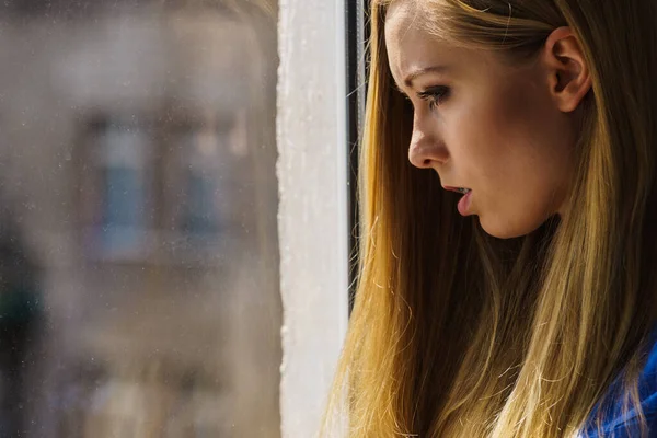 Zszokowany Młoda Blondynka Nastoletnich Kobieta Patrząc Przez Okno Widząc Coś — Zdjęcie stockowe