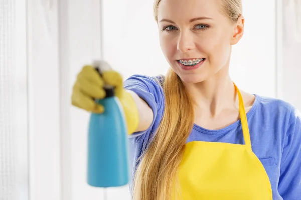 Νεαρή Γυναίκα Κίτρινα Γάντια Που Καθαρίζει Τζάμια Στο Σπίτι Απορρυπαντικό — Φωτογραφία Αρχείου