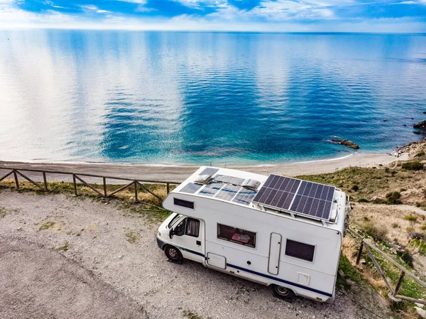 Caravana Con Paneles Solares Techo Acampando Costa Del Mar Acantilado — Foto de Stock