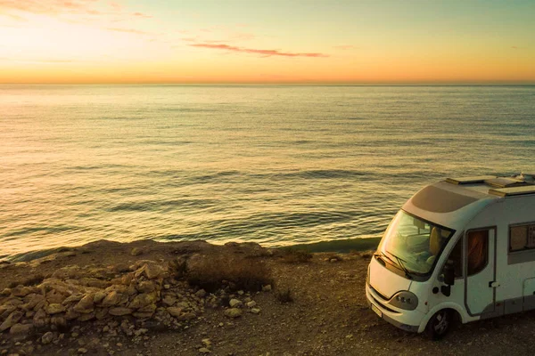Camper Auto Kamperen Aan Kust Zee Kust Bij Zonsopgang Avontuur — Stockfoto