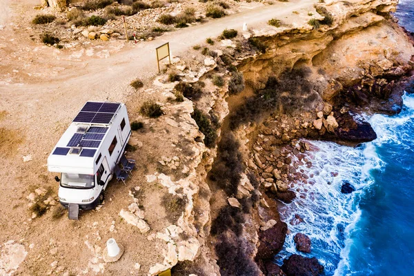 Caravan Con Pannelli Solari Sul Tetto Campeggio Sulla Riva Del — Foto Stock