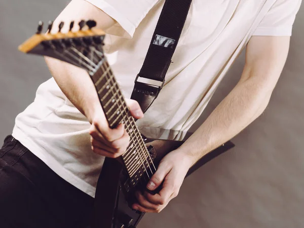 Homme Jouant Guitare Électrique Pendant Concert Instrument Musique Adolescent Garçon — Photo