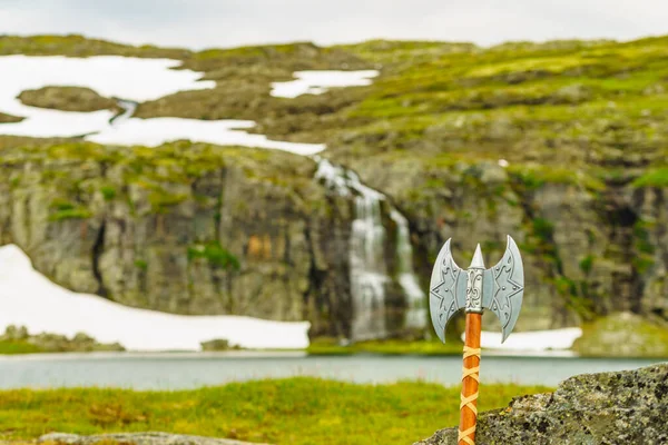 Viking Teçhizatı Doğadaki Barbar Savaşçı Viking Baltası Norveç Doğasına Karşı — Stok fotoğraf