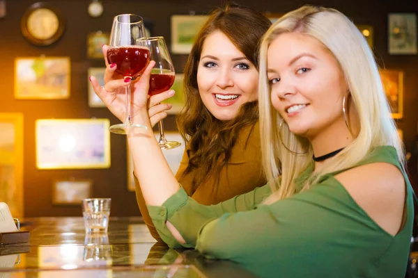Meninas Com Copo Vinho Álcool Boate Balcão Celebração Amigos Conceito — Fotografia de Stock