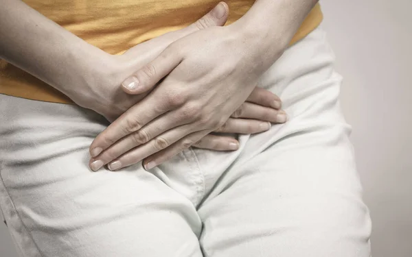 Close Jovem Doente Com Mãos Segurando Pressionando Sua Virilha Abdômen — Fotografia de Stock