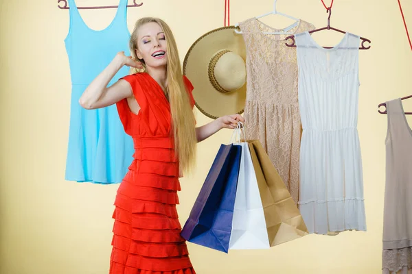 Elbise Mağazasında Elinde Alışveriş Çantaları Tutan Bir Kadın Yaz Için — Stok fotoğraf
