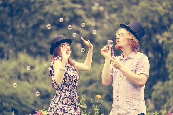 Gelukkig Grappig Hipster Paar Samen Spelen Blazen Zeepbellen Outdoor Het — Stockfoto