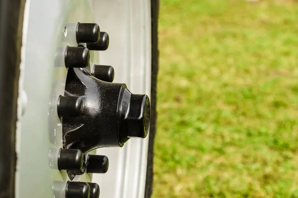 トラックのホイールの詳細黒ボルト ネジのクローズ アップ 産業の抽象的な細部概念 — ストック写真