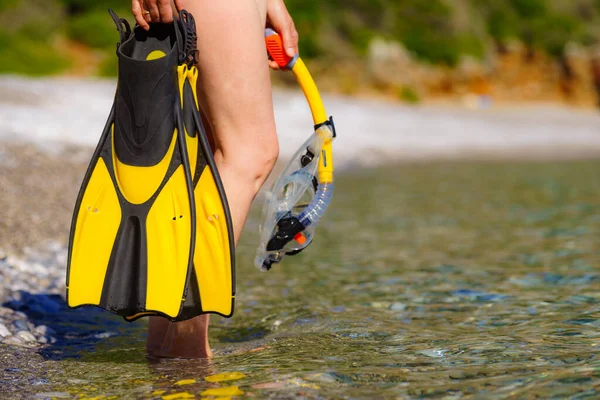 无法辨认的成熟女性 带着潜水设备 拖鞋和潜水面罩管在海滩海岸上 暑假游泳乐趣的概念 — 图库照片