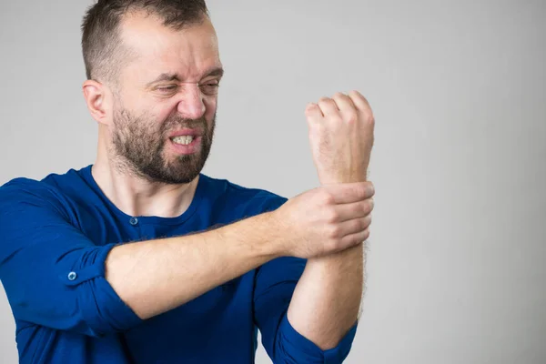 Mann Mit Schmerzen Handgelenk Und Verletzung Der Handgelenke Gesundheitliche Probleme — Stockfoto