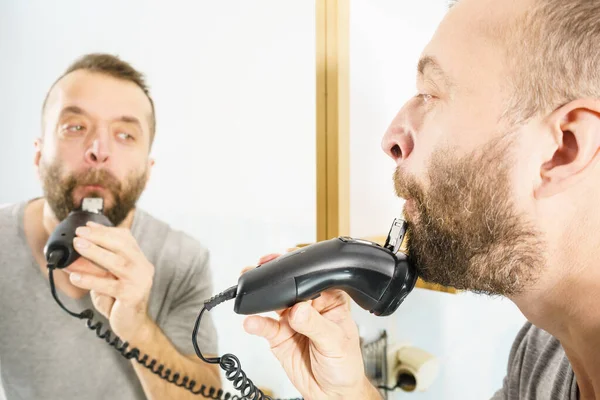 Homem Barbudo Olhando Para Mesmo Espelho Aparando Barbeando Sua Barba — Fotografia de Stock