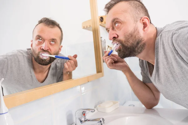 Homme Adulte Brossant Les Dents Regardant Son Miroir Salle Bain — Photo