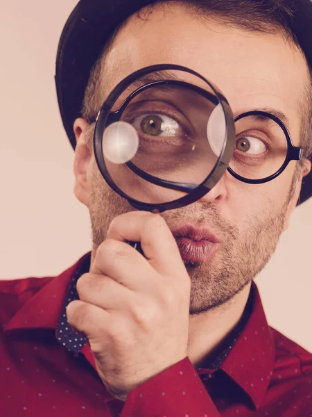 Funny Adult Guy Wearig Weird Eyeglasses Investigating Something Using Magnifying — Stock Photo, Image