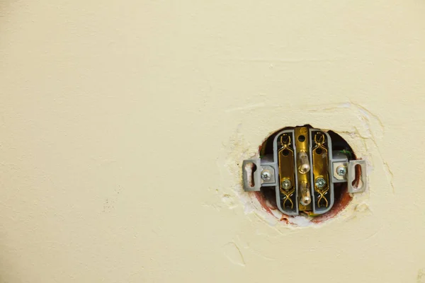 Işık Için Kablolarla Sarı Duvarı Geçin Yenileme Kavram Onarma — Stok fotoğraf