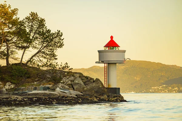 ノルウェー 岩礁海岸の端にある赤い白い灯台 — ストック写真