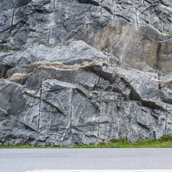 Carretera Vacía Noruega Montañas Naturaleza Calle Pasando Junto Roca Colina —  Fotos de Stock