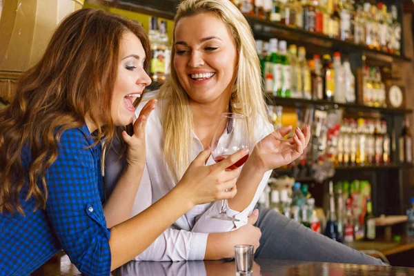 Meninas Felizes Melhores Amigos Beber Álcool Clube Noturno Fofocando Conversando — Fotografia de Stock