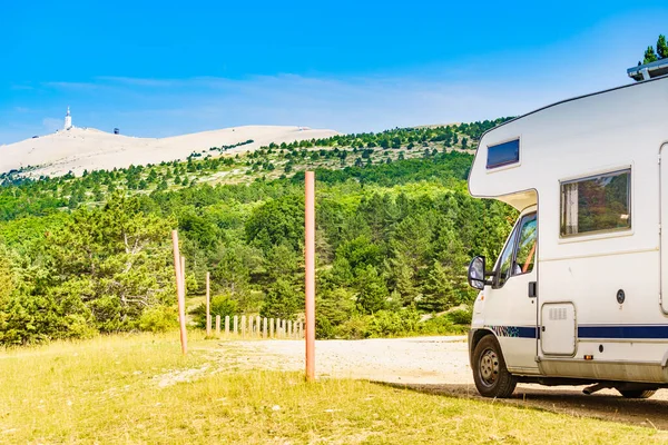Caravana Acampando Montanhas Cúpula Mont Ventoux Distância Atração Viagem Região — Fotografia de Stock