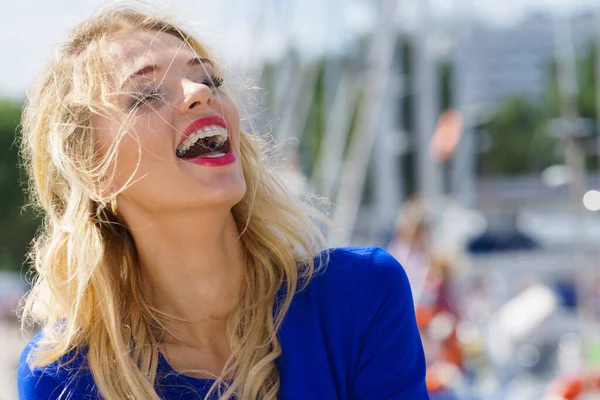 Mutlu Joful Yetişkin Moda Kadın Neşeyle Gülümsüyor Mavi Lacivert Gömlek — Stok fotoğraf