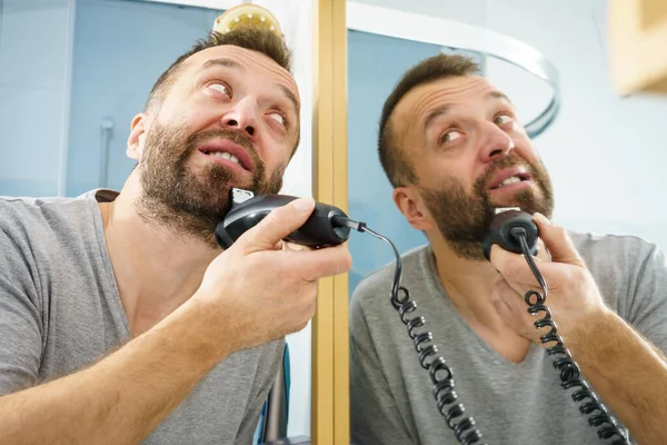 Sakallı Adam Aynada Kendine Bakıyor Sakalını Tıraş Ederken Elektrikli Tıraş — Stok fotoğraf