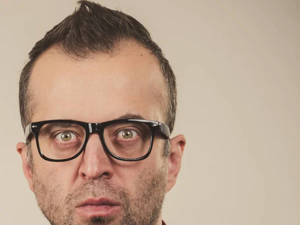 Nördig Man Med Stora Glasögon Vuxen Kille Tittar Rakt Framför — Stockfoto