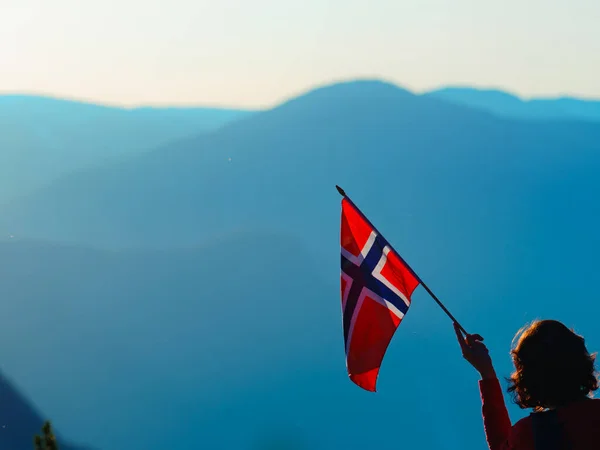 Turistkvinne Som Holder Nordvestlig Flagg Nyter Fjellandskap Nasjonal Turistvei Aurlandsfjellet – stockfoto
