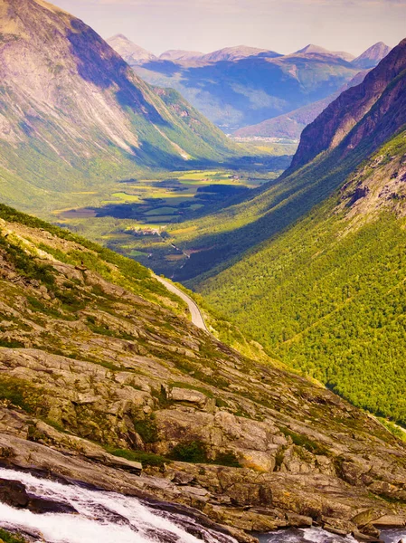 Vista Sobre Verde Valle Del Verano Desdetrollstigen Zona Montaña Noruega —  Fotos de Stock