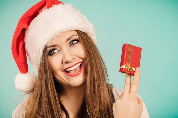 サンタクラスの帽子をかぶった陽気な女性は宝石で小さなギフトボックスを保持しています クリスマスの時間 与えることと幸福の概念 — ストック写真