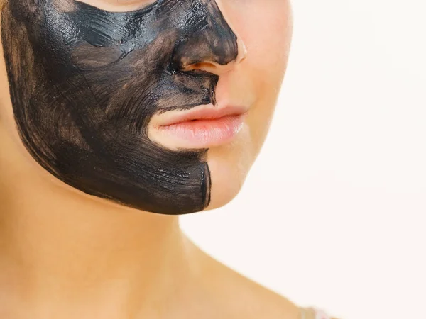 Cuidado Piel Mujer Con Mascarilla Facial Carbón Limpiador Profundo Media —  Fotos de Stock