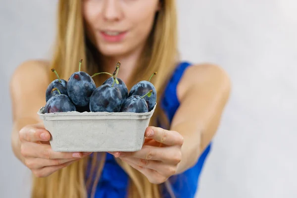 Flicka Med Blå Plommon Pappkartong Friska Säsongsfrukter Ekologisk Näring Färskt — Stockfoto