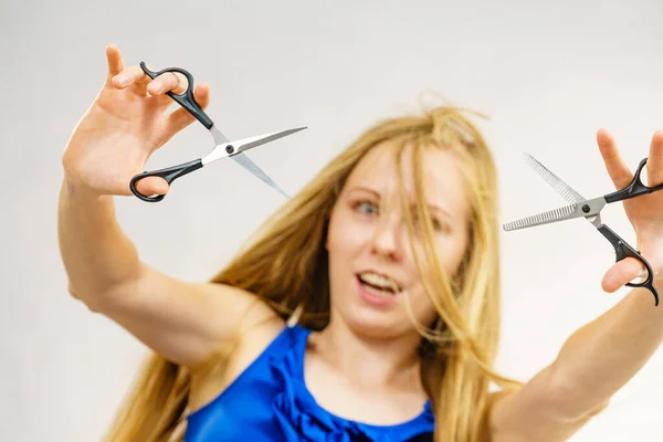 Dziewczyna Dmuchanie Długie Blond Włosy Trzymając Nożyczki Pokazując Narzędzia Pracy — Zdjęcie stockowe