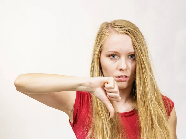 年轻的女人 悲伤的女人垂下大拇指的姿势 负面情绪 — 图库照片
