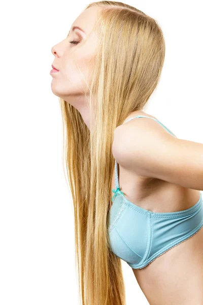 Genç Uzun Saçlı Sarışın Küçük Göğüslü Sutyen Takan Bir Kadın — Stok fotoğraf