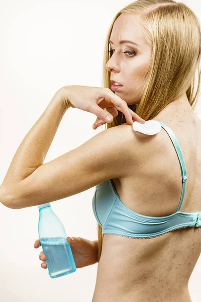 Behandlung Für Erwachsene Akne Problem Frau Mit Roten Flecken Auf — Stockfoto