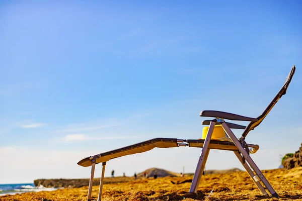 휴일에는 해변에서 모래사장에서 일광욕을 즐기는 의자와 — 스톡 사진