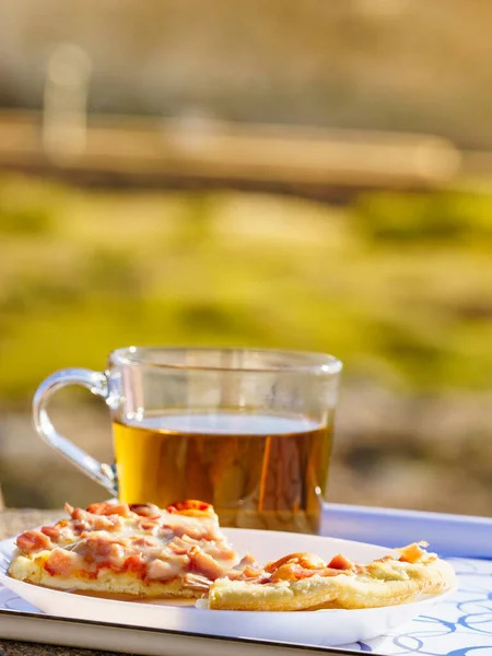 Çay Fincanı Pizza Dilimleri Tabakta Dışarıdan — Stok fotoğraf