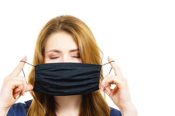 Woman Using Black Protective Reusable Face Mask Covering Mouth Coronavirus — Stock Photo, Image