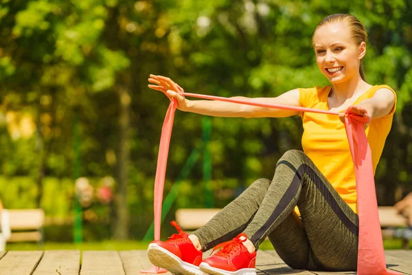 Νεαρή Γυναίκα Ασκεί Υπαίθρια Στο Πάρκο Χρησιμοποιώντας Αξεσουάρ Γυμναστήριο Ζώνη — Φωτογραφία Αρχείου