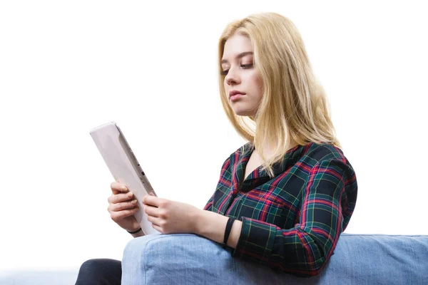 Jovem Adolescente Usando Tablet Enquanto Senta Sofá Relaxa Surf Internet — Fotografia de Stock